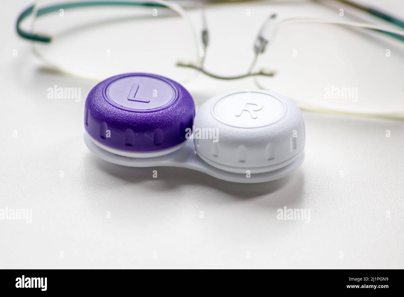 Contenitore per lenti a contatto con lenti a contatto come alternativa ottica agli occhiali correggere le malattie della vista come la lungimiranza e la miopia Foto Stock