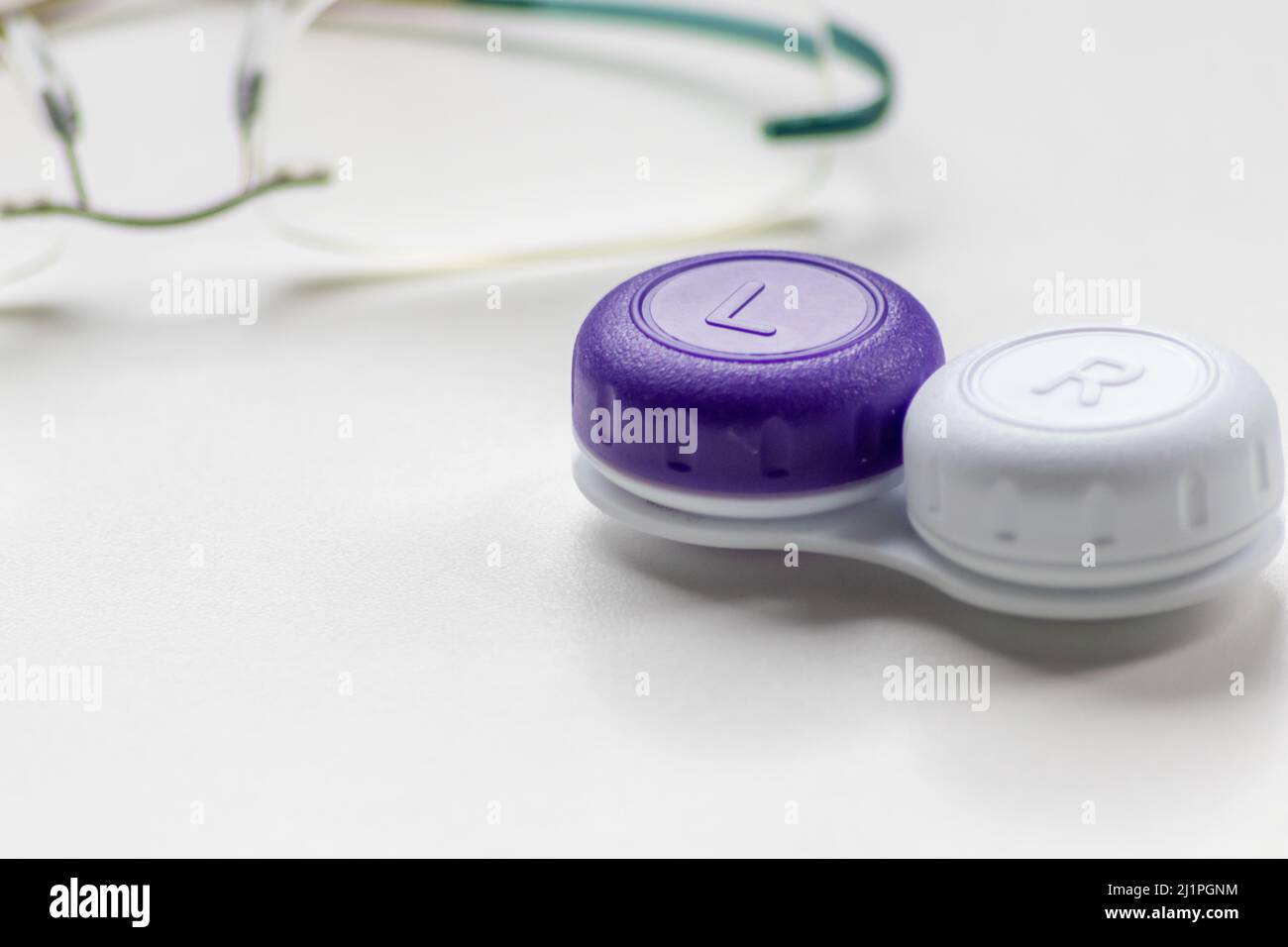 Contenitore per lenti a contatto con lenti a contatto come alternativa ottica agli occhiali correggere le malattie della vista come la lungimiranza e la miopia Foto Stock