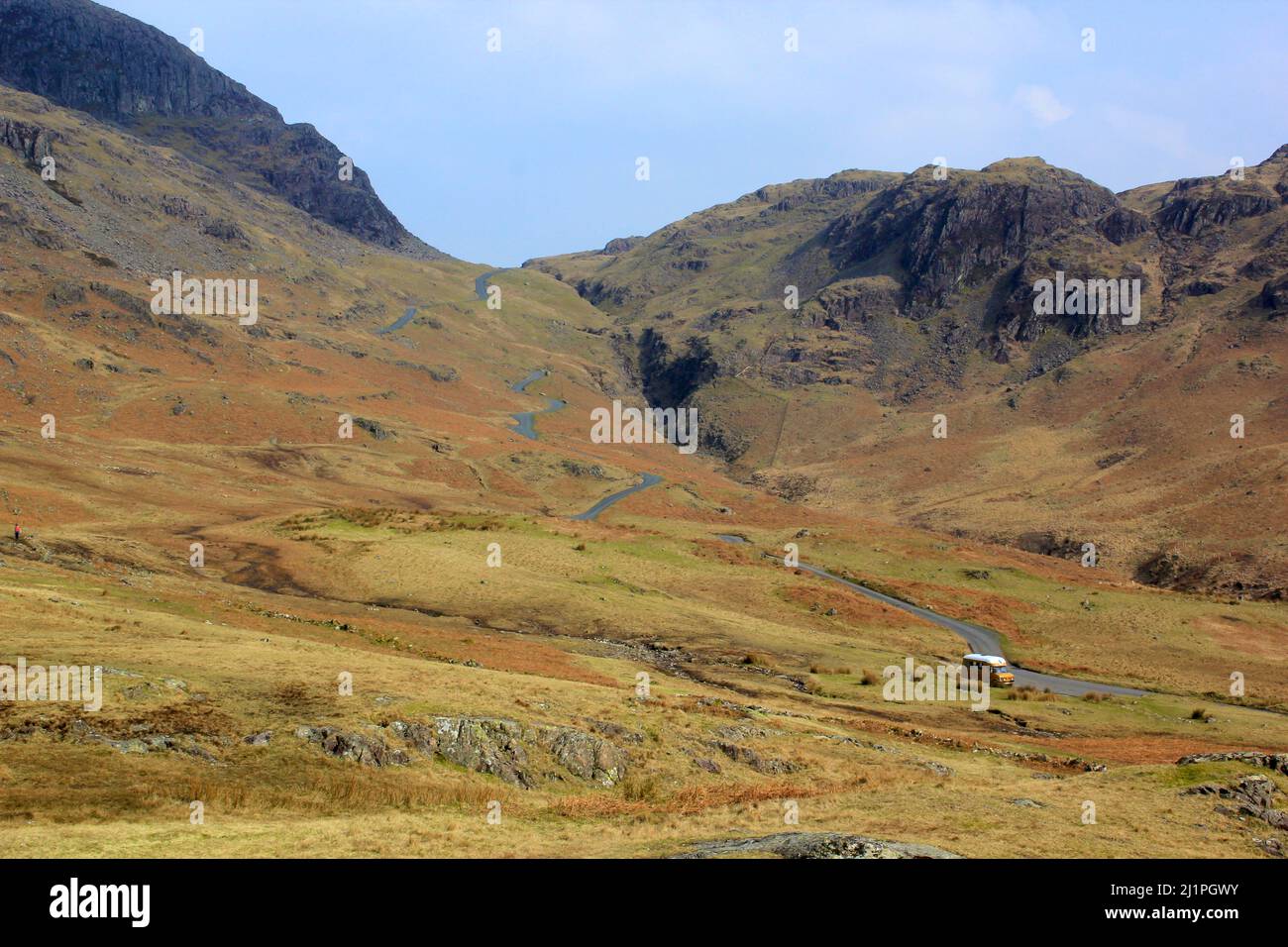 La ripida strada tortuosa all'Hardknott Pass nel Lake District Foto Stock