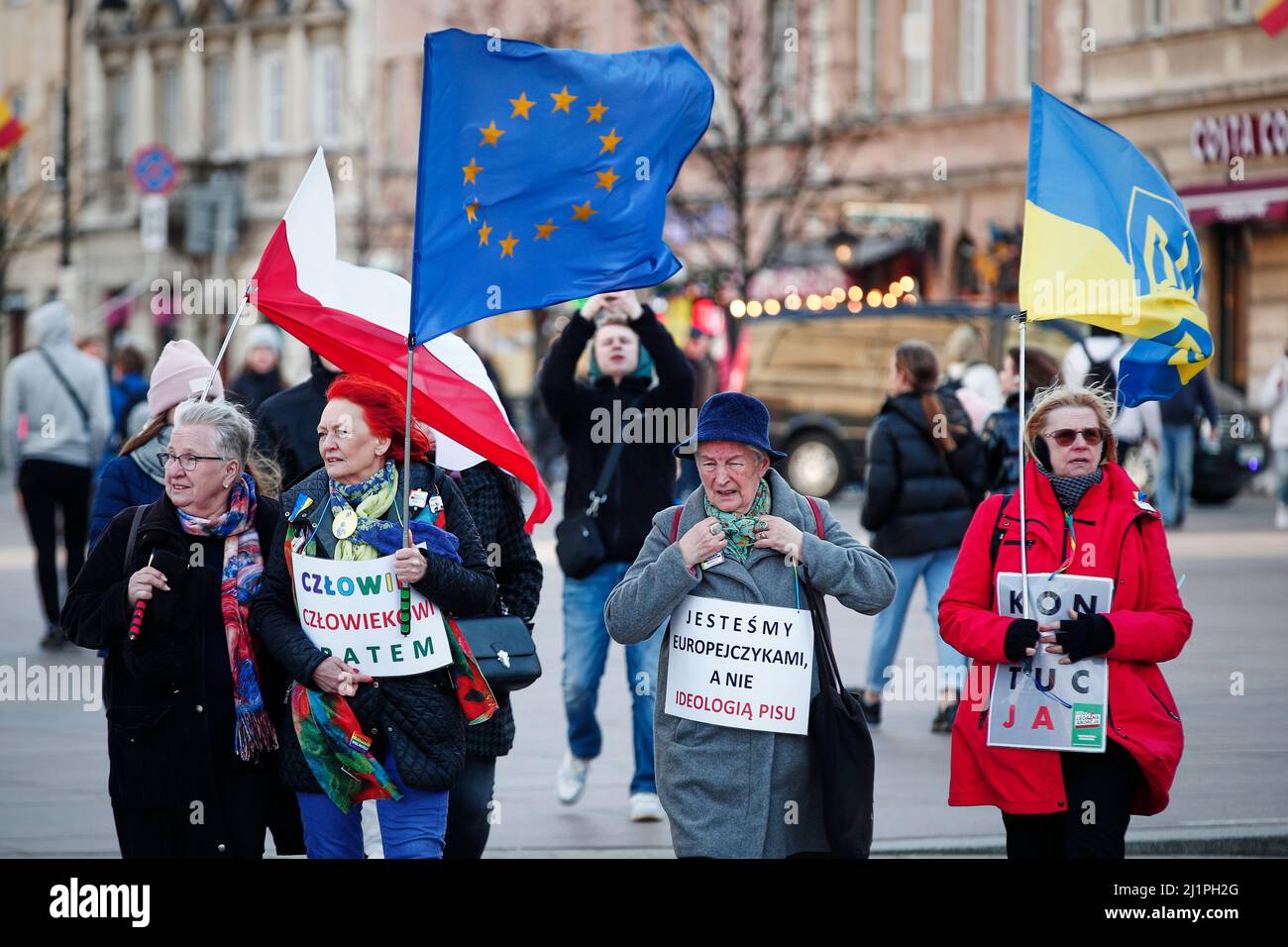 Un gruppo di donne anziane che chiamano themsleves le 'nonne arrabbiate' è visto arrivare vicino al Castello reale che regge bandiere ucraine e dell'Unione europea Foto Stock