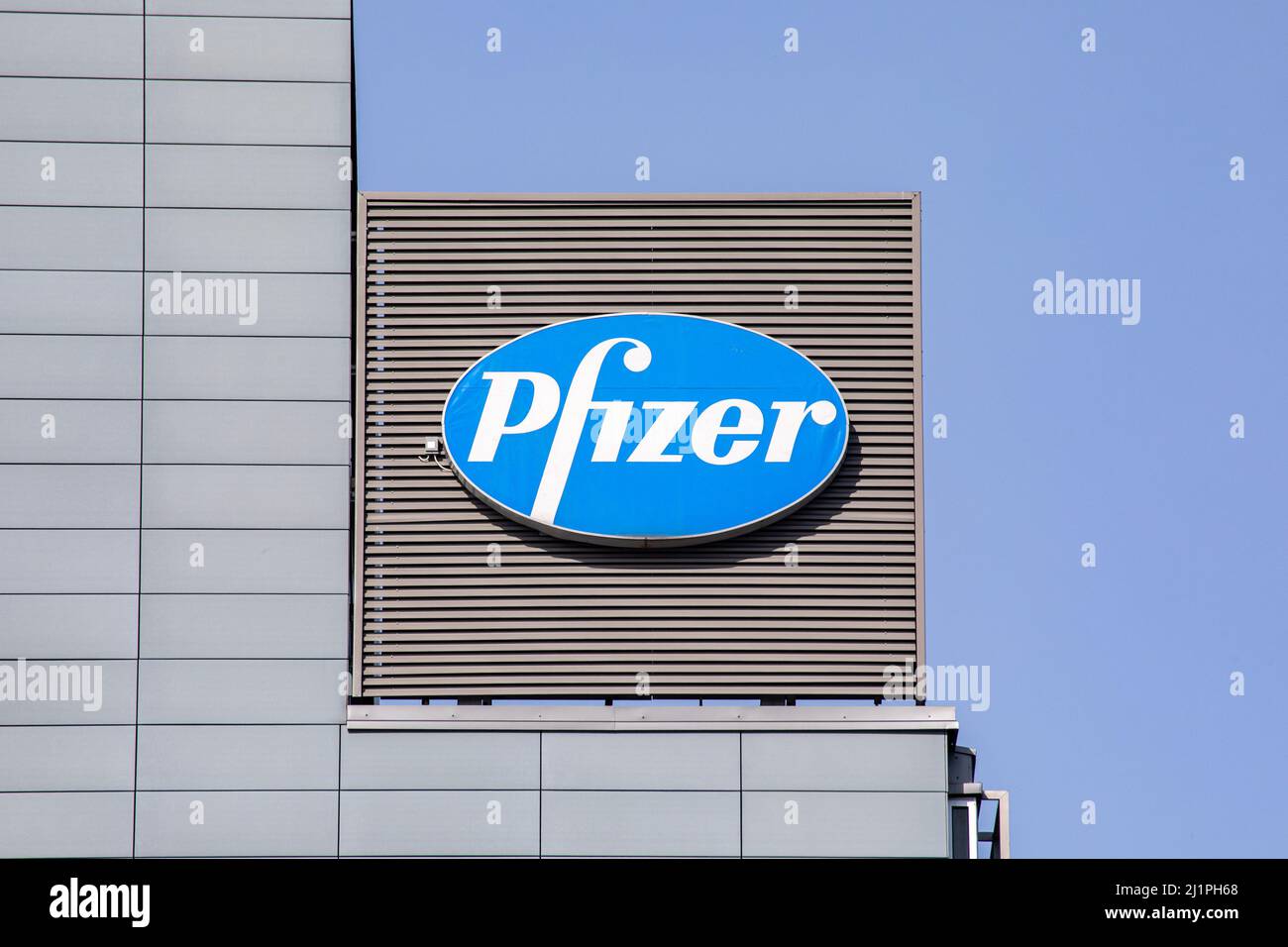 Firma del logo Pfizer sulla sede finlandese di Pfizer Pharmaceuticals a Helsinki, Finlandia Foto Stock