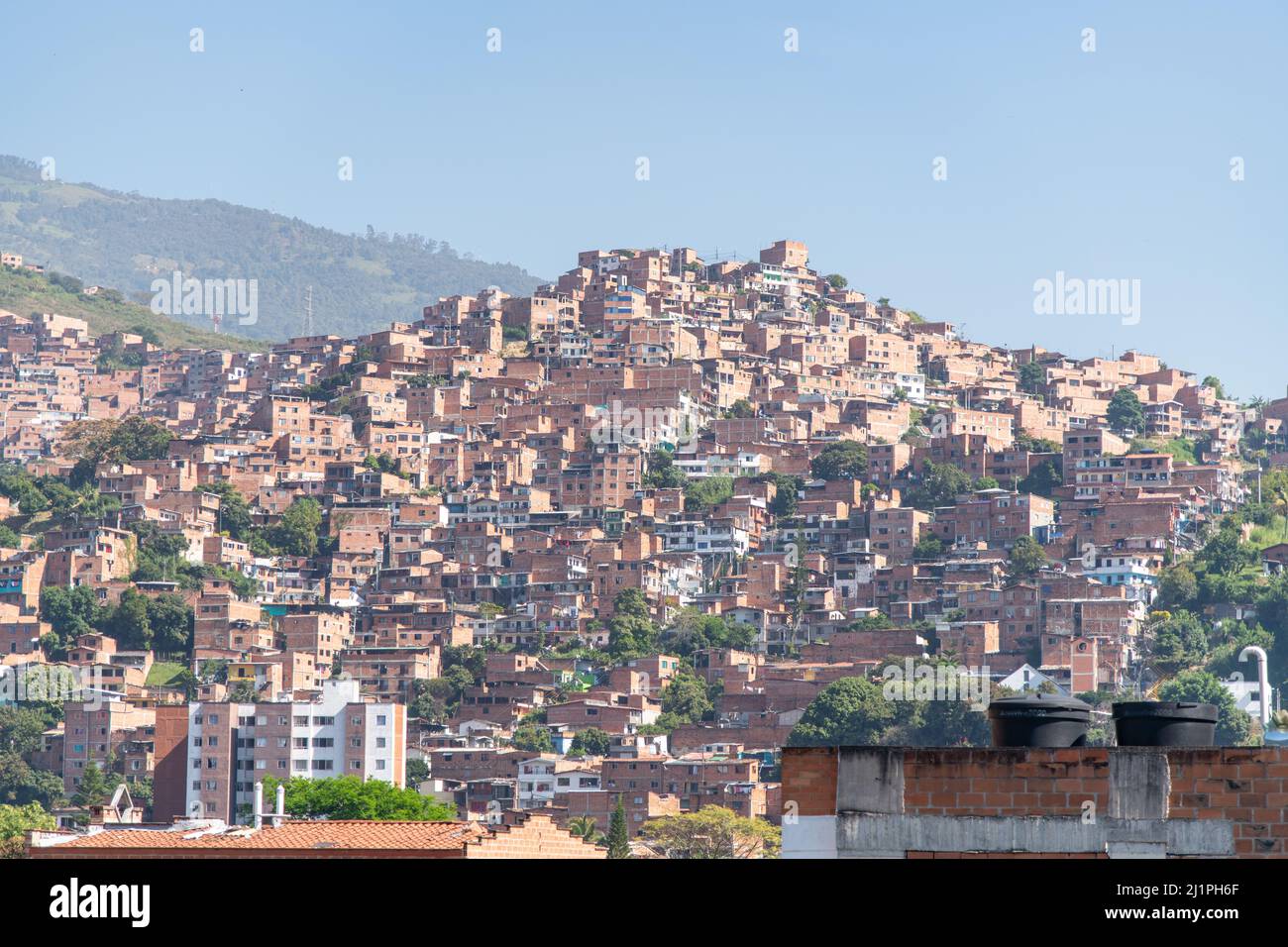 Una vista di Medellin in Colombia da una funivia Foto Stock