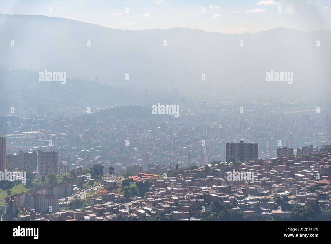 Una vista di Medellin in Colombia da una funivia Foto Stock