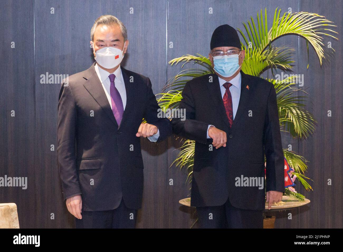 Kathmandu, Nepal. 27th Mar 2022. Il Consigliere di Stato cinese e il Ministro degli Esteri Wang Yi (L) incontra Pushpa Kamal Dahal, noto anche come Prachanda, presidente del Partito Comunista del Nepal (Centro Maoista), a Kathmandu, Nepal, 27 marzo 2022. Credit: Hari Maharjan/Xinhua/Alamy Live News Foto Stock