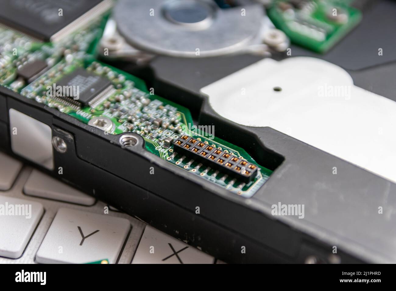 I componenti di storage dei dati di notebook e notebook come hdd, unità disco rigido, memoria RAM mostrano il backup dei dati, la sicurezza dei dati e le soluzioni di archiviazione tecnica Foto Stock