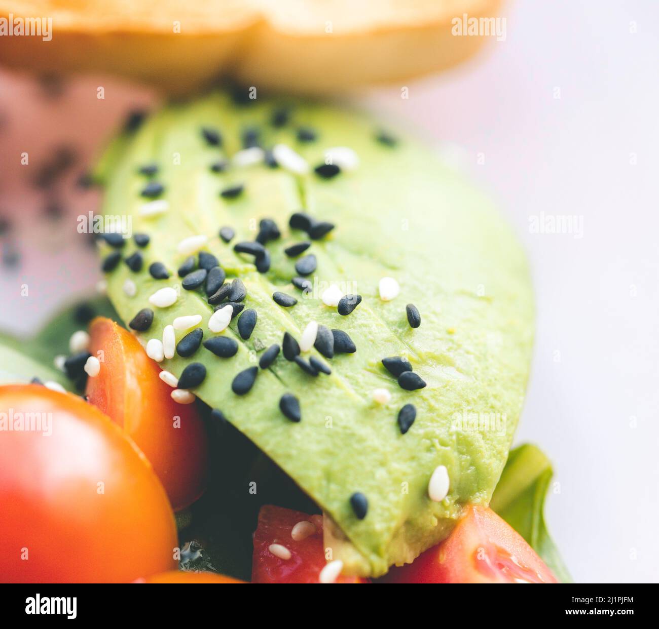 Uova strapazzate con pancetta e avocado su un piatto bianco. Succo d'arancia. Foto HD Foto Stock