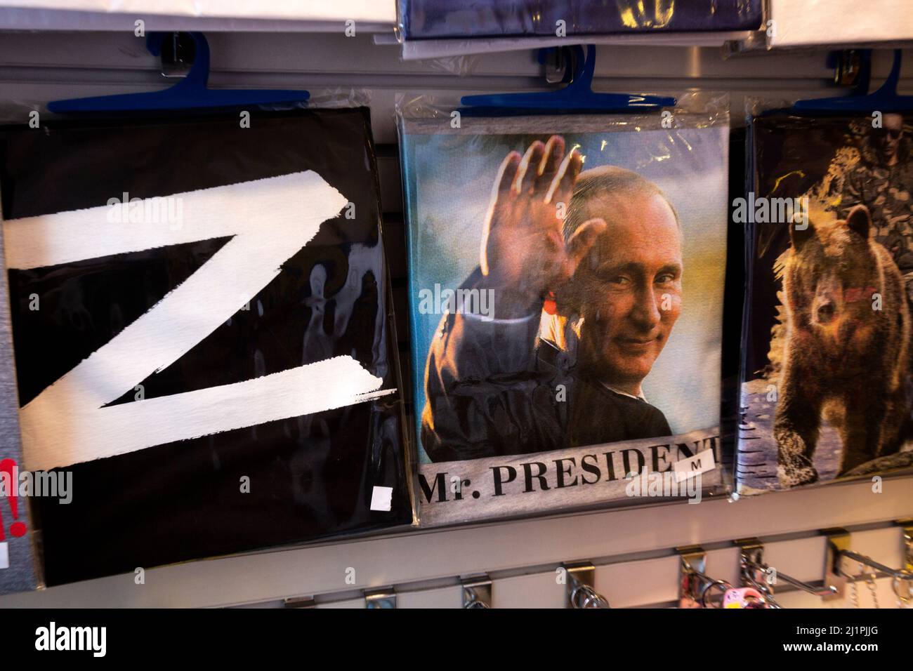 Mosca, Russia. 27th marzo, 2022 T-shirt in assortimento con un segno 'Z' e un ritratto di Vladimir Putin al banco di un negozio di souvenir in Arbat Street nel centro di Mosca, Russia Foto Stock