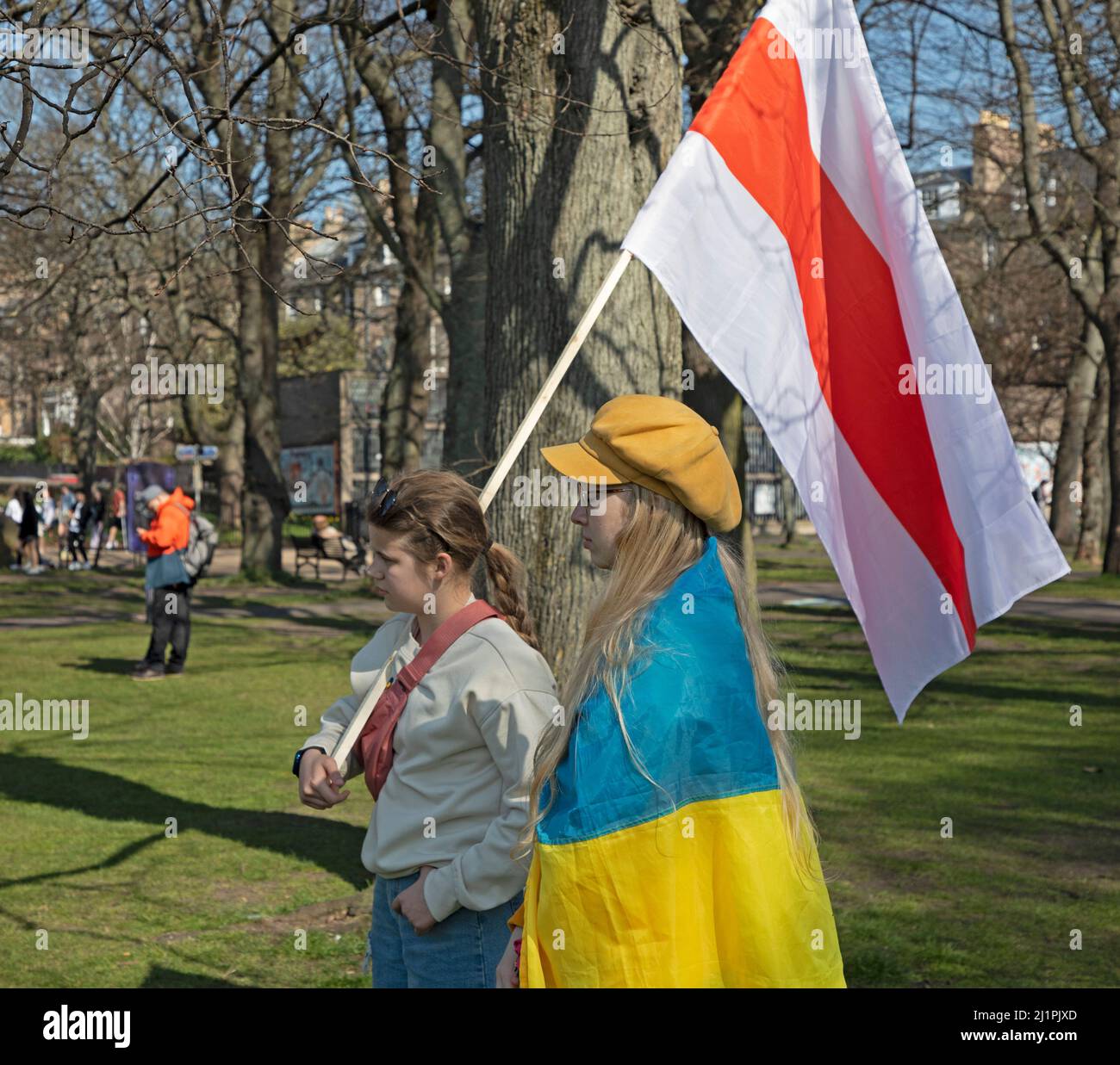 I sostenitori sono solidali con le popolazioni di Ucraina, Meadows, Edimburgo, Scozia. 27th marzo 2022. Circa 100 persone di tutte le età si sono rivelate per sostenere gli ucraini locali e altre nazionalità che hanno famiglie e amici in Ucraina. Una bandiera bianca con una striscia rossa al centro è stata la bandiera ufficiale della Bielorussia per diversi anni, storicamente parlando. All'inizio del 19th-20th secolo, un panno con questo modello è stato utilizzato tra i primi circoli e associazioni nazionaliste bielorusse. Credit: Archwhite/alamy live news Foto Stock