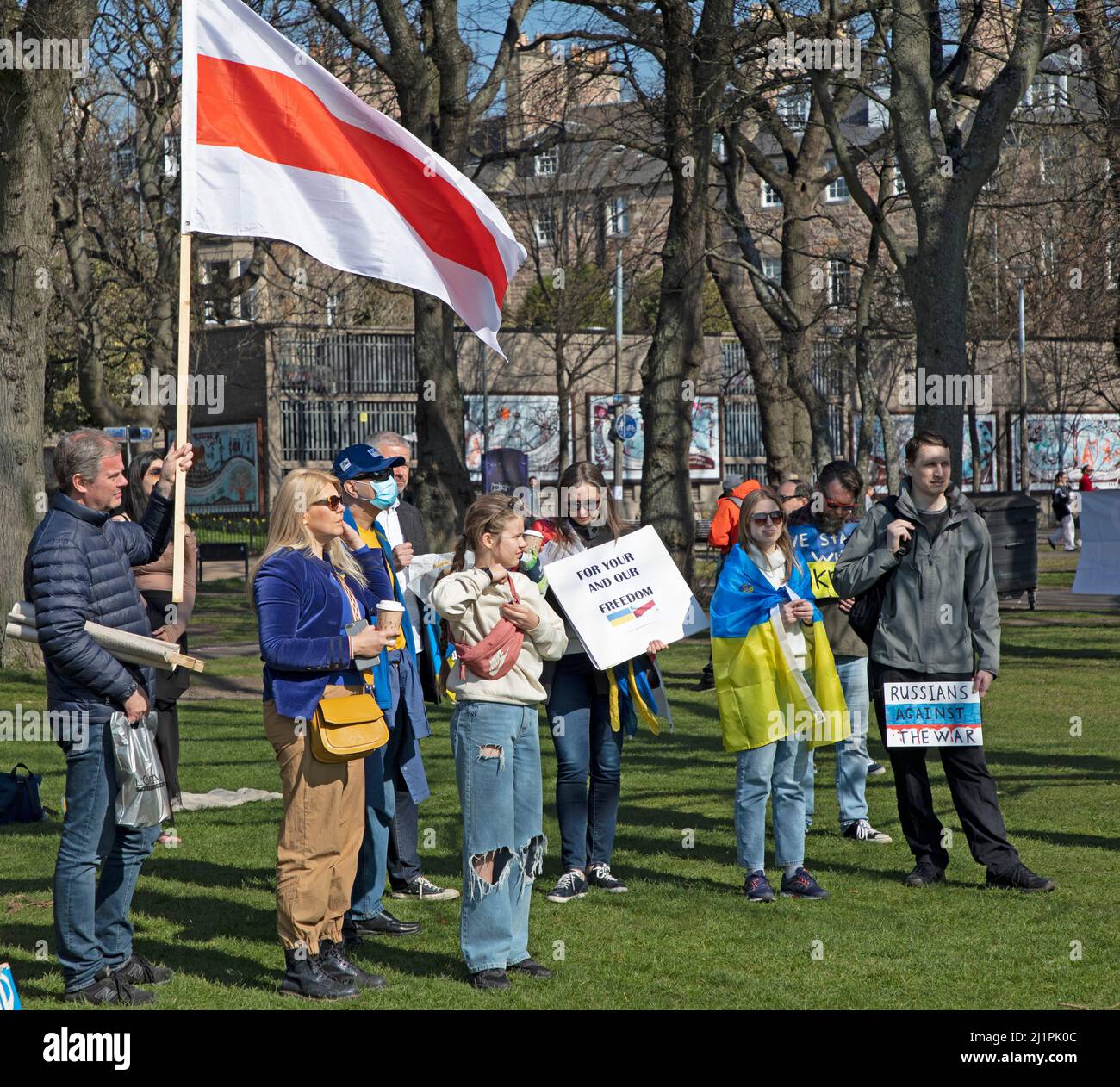 I sostenitori sono solidali con le popolazioni di Ucraina, Meadows, Edimburgo, Scozia. 27th marzo 2022. Circa 100 persone di tutte le età si sono rivelate per sostenere gli ucraini locali e altre nazionalità che hanno famiglie e amici in Ucraina. Una bandiera bianca con una striscia rossa al centro è stata la bandiera ufficiale della Bielorussia per diversi anni, storicamente parlando. All'inizio del 19th-20th secolo, un panno con questo modello è stato utilizzato tra i primi circoli e associazioni nazionaliste bielorusse. Credit: Archwhite/alamy live news Foto Stock