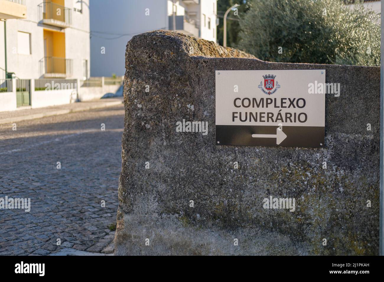 Castelo Branco, Portogallo - Marzo 06 2022: Cartello che indica il complesso funebre di Castelo Branco nel Portogallo centrale Foto Stock