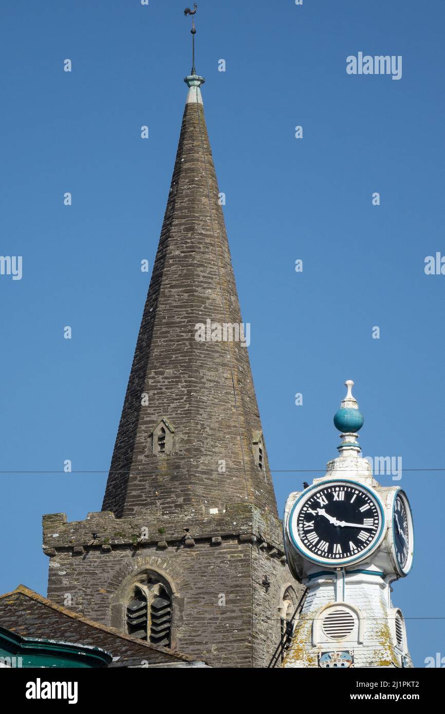 Inghilterra, Devon, Kingsbridge, guglia della chiesa e orologio Foto Stock