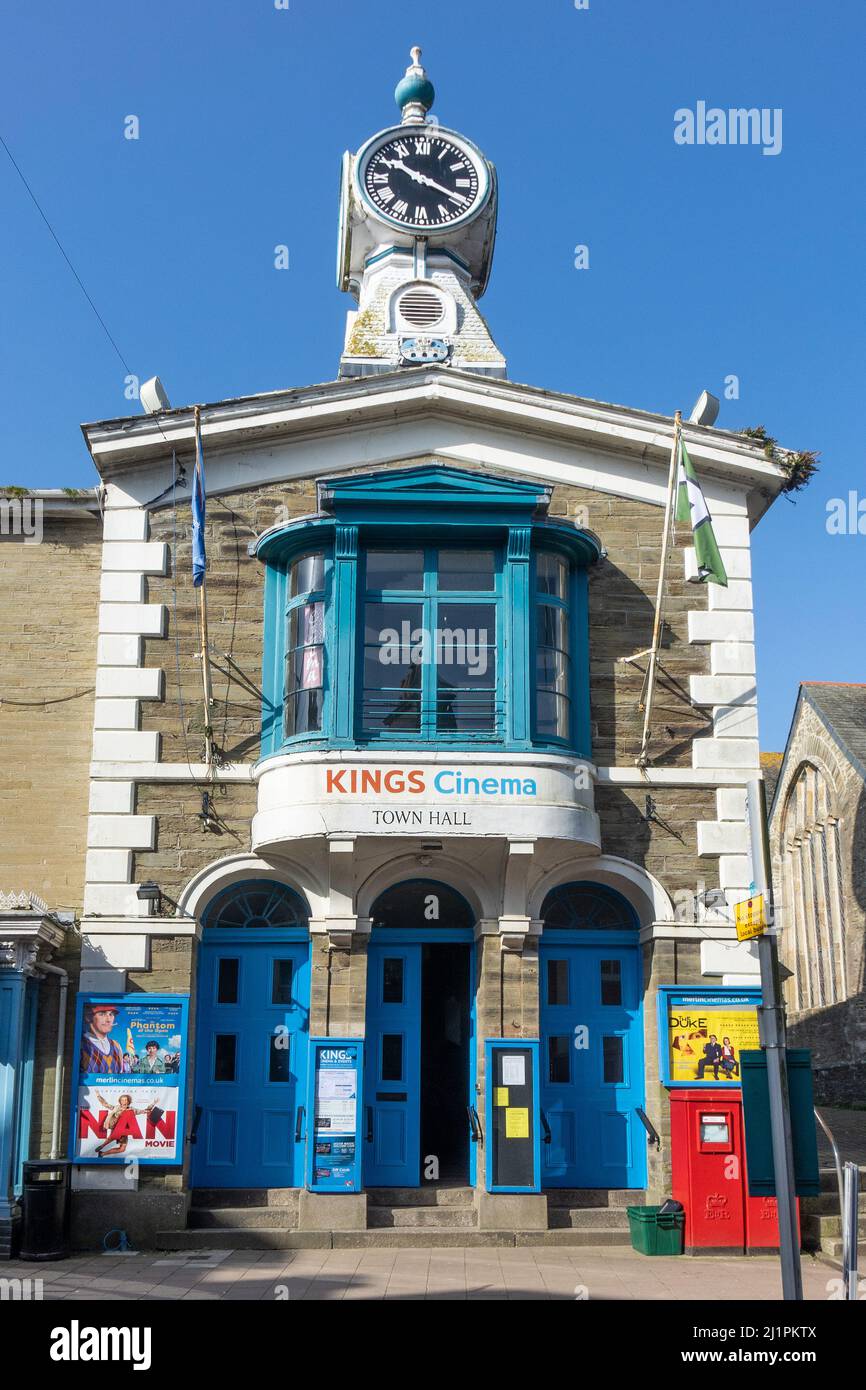 Inghilterra, Devon, Kingsbridge, Fore Street, Old Town Hall, ora un cinema Foto Stock