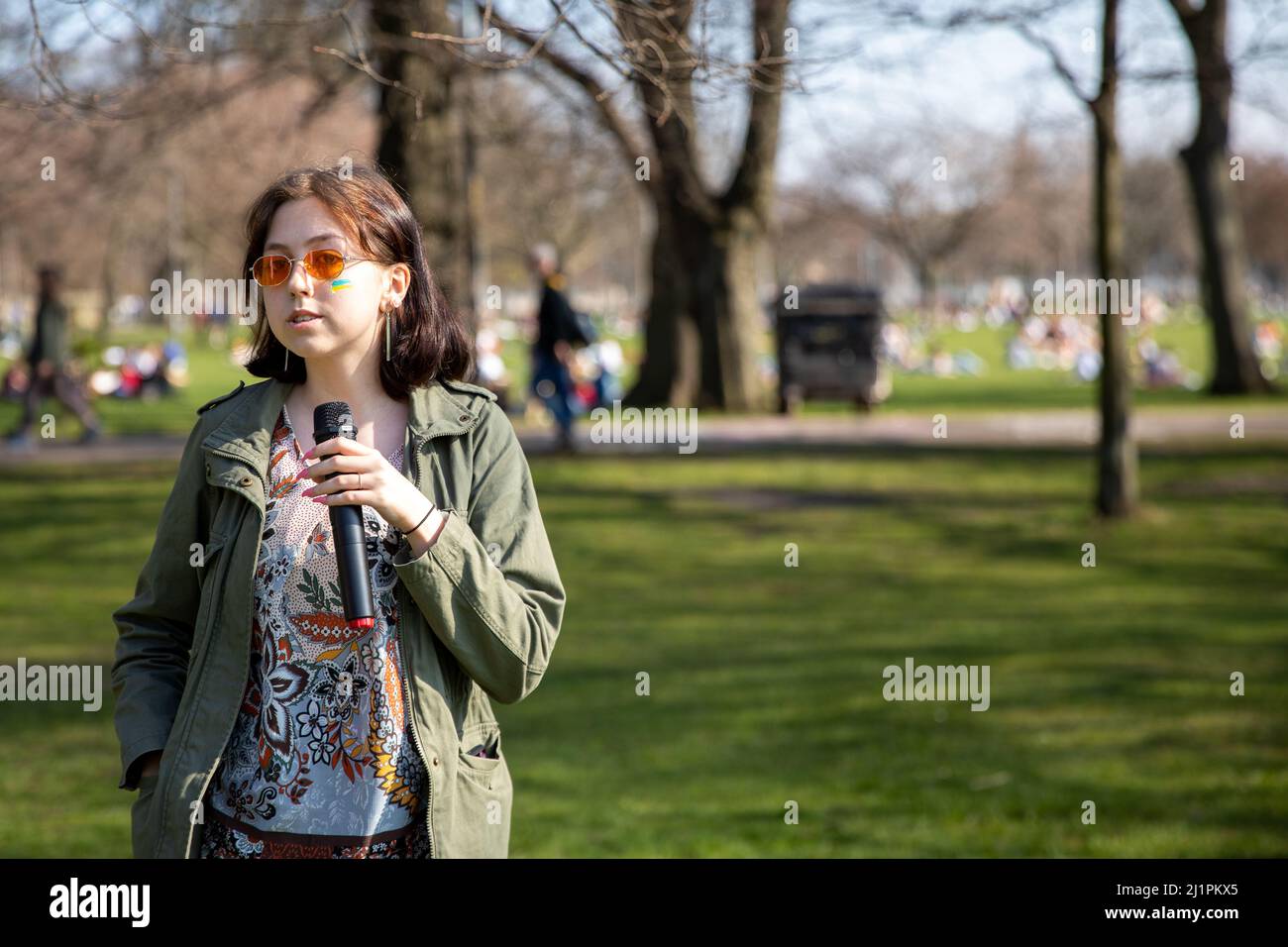 Sostenere i dimostranti ucraini riuniti oggi nei prati di Edimburgo a sostegno degli sforzi bellici ucraini contro l'invasione delle forze russe in Ucraina. Foto Stock