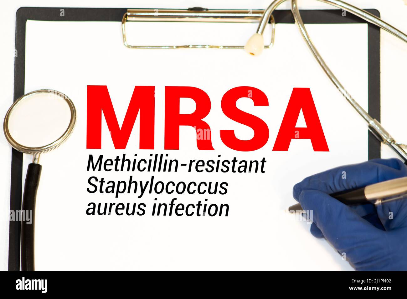 Pagina con MRSA Methicillin-resistente infezione da Staphylococcus aureus sul tavolo con stetoscopio, concetto medico. Foto Stock