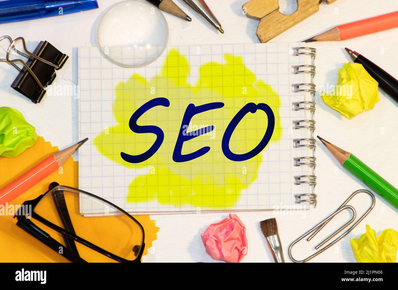 Notebook con pedaggi e note su SEO. Foto Stock