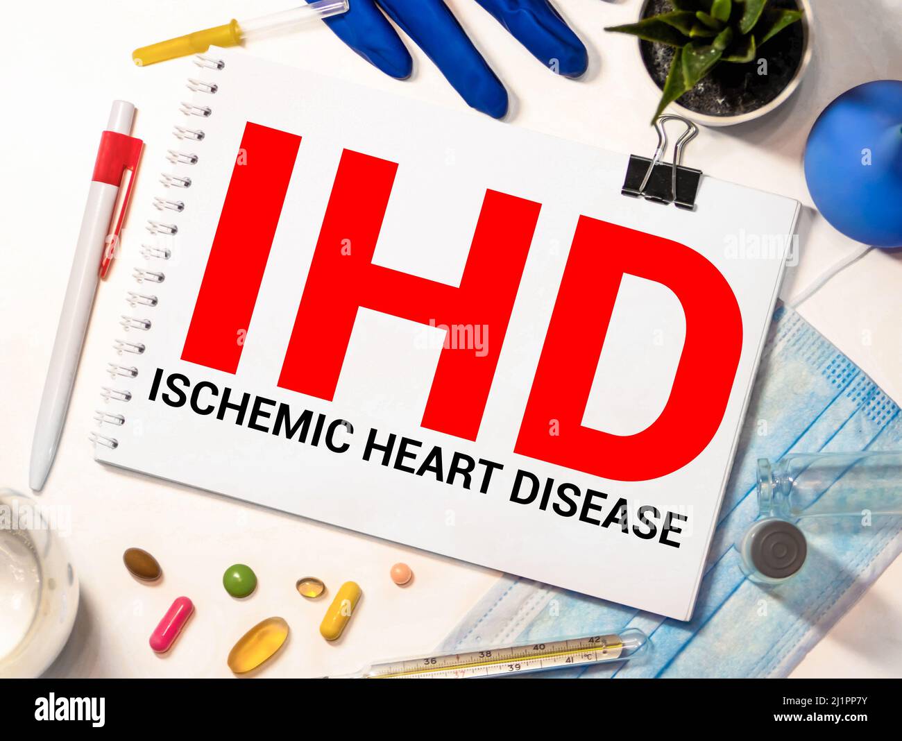 Cardiopatia ischemica scritta su notebook con stetoscopio, siringa e pillole. Concetto medico. Foto Stock Cardiopatia ischemica scritta su notebook con stetoscopio, siringa e pillole. Concetto medico. Foto Stock
