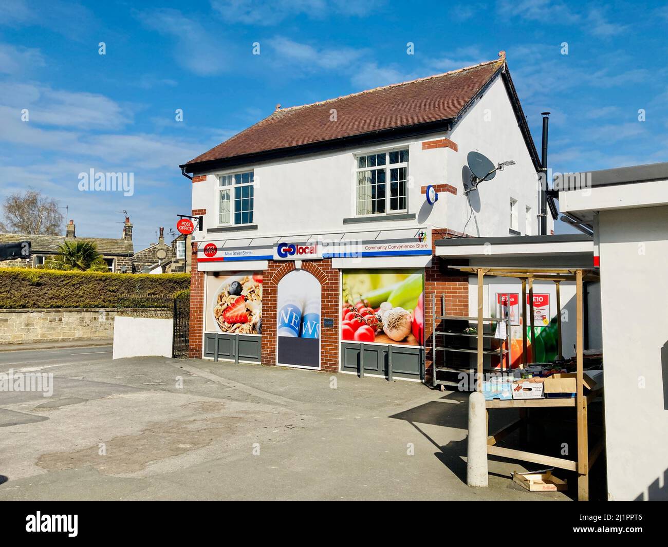 Ufficio postale parte di un negozio Go Local nel villaggio di Pool-in-Wharfedale, West Yorkshire, Regno Unito. Foto Stock