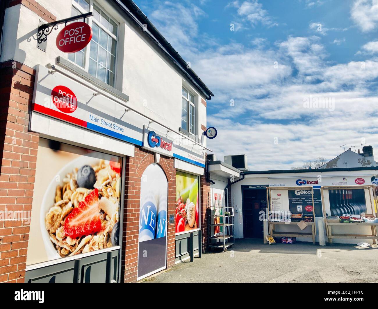 Ufficio postale parte di un negozio Go Local nel villaggio di Pool-in-Wharfedale, West Yorkshire, Regno Unito. Foto Stock