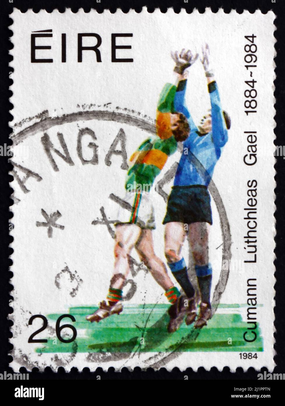 IRLANDA - CIRCA 1984: Un francobollo stampato in Irlanda mostra Soccer, Centenario della Gaelic Athletic Association, circa 1984 Foto Stock