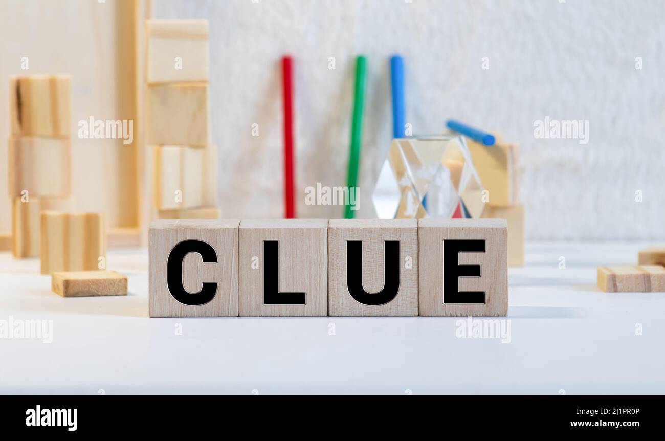 parola indizio su cubi giocattolo bianco, concetto di business Foto Stock