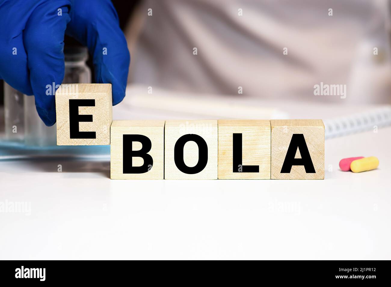 EBOLA parola scritta su legno blocco, business concept Foto Stock
