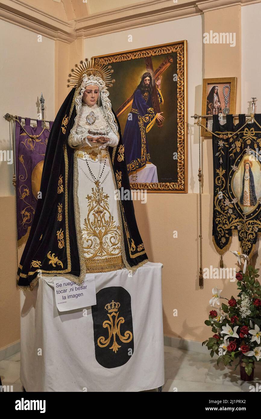 Cappella con l'immagine di Cristo del sangue in una pala d'altare barocca e alcuni affreschi manieristi con scene della Passione a Torrijos, Toledo, Spagna Foto Stock