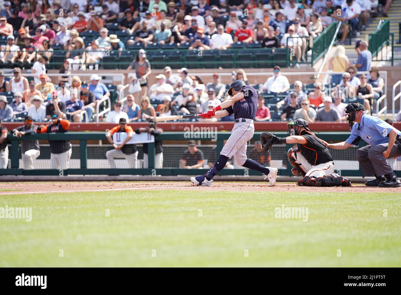 Il battitore dei Cleveland Guardians fa un swing durante una partita di baseball degli allenamenti primaverili della MLB venerdì 25 marzo 2022, allo Scottsdale Stadium di Scottsdale, Ariz. (Scott Finkelmeyer/Image of Sport) Foto Stock