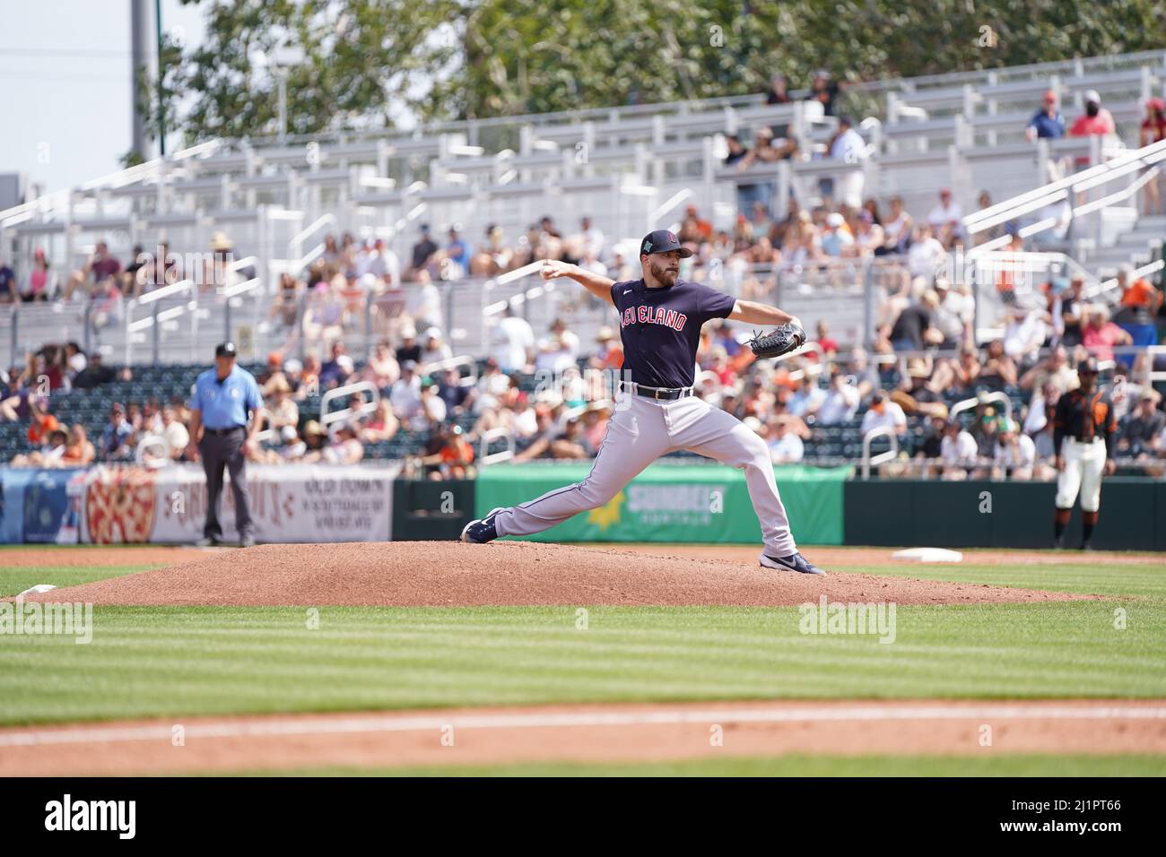 Lanciatore dei Cleveland Guardians in windup durante una partita di baseball degli allenamenti primaverili della MLB venerdì 25 marzo 2022 allo Scottsdale Stadium di Scottsdale, Ariz. (Scott Finkelmeyer/Image of Sport) Foto Stock