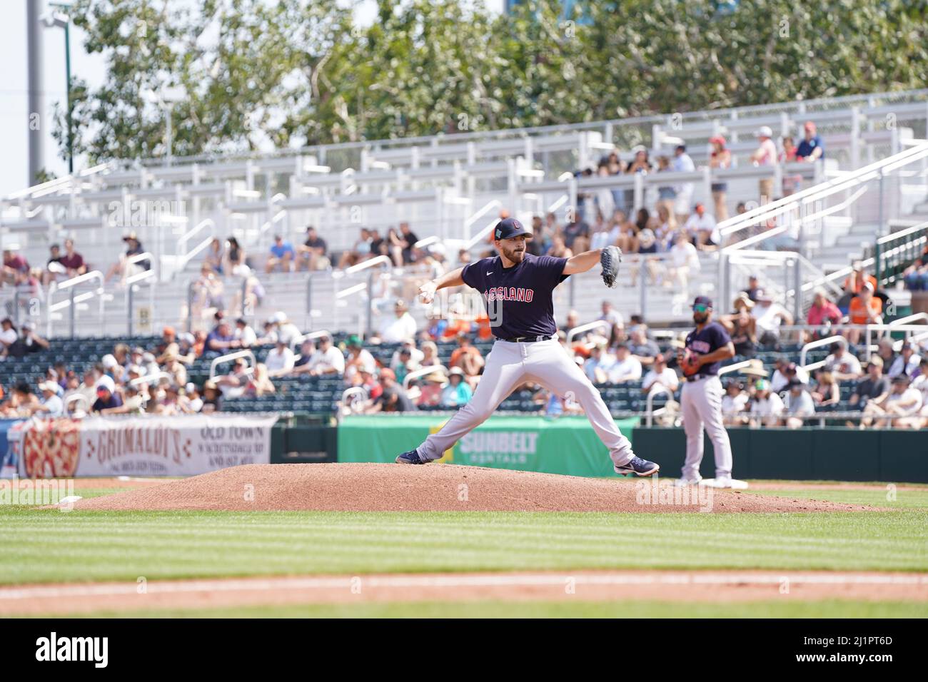 Lanciatore dei Cleveland Guardians in windup durante una partita di baseball degli allenamenti primaverili della MLB venerdì 25 marzo 2022 allo Scottsdale Stadium di Scottsdale, Ariz. (Scott Finkelmeyer/Image of Sport) Foto Stock