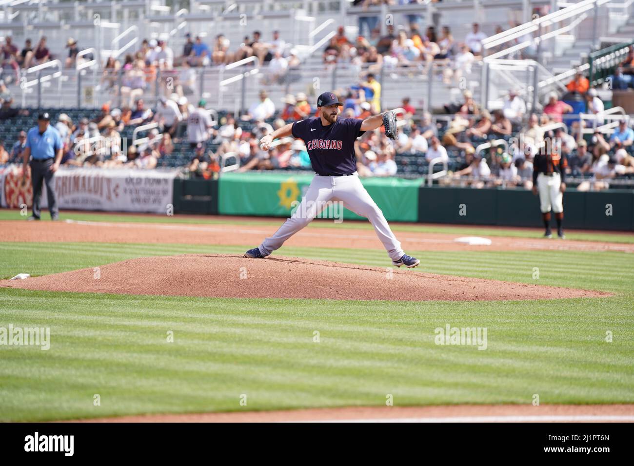 Lanciatore dei Cleveland Guardians in windup durante una partita di baseball degli allenamenti primaverili della MLB venerdì 25 marzo 2022 allo Scottsdale Stadium di Scottsdale, Ariz. (Scott Finkelmeyer/Image of Sport) Foto Stock