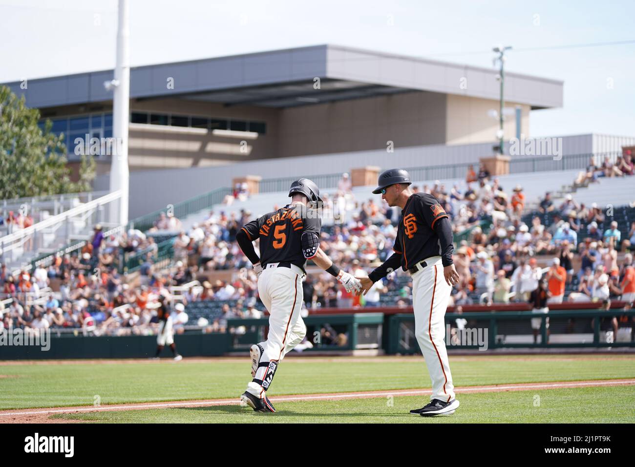 L'esterno di San Francisco Mike Yastrzemski (5) durante una partita di baseball degli allenamenti primaverili della MLB venerdì 25 marzo 2022 allo Scottsdale Stadium di Scottsdale, Ariz. (Scott Finkelmeyer/Image of Sport) Foto Stock