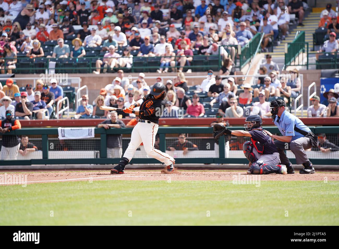 Il giocatore di San Francisco prende un swing durante una partita di baseball degli allenamenti primaverili della MLB venerdì 25 marzo 2022 allo Scottsdale Stadium di Scottsdale, Ariz. (Scott Finkelmeyer/Image of Sport) Foto Stock