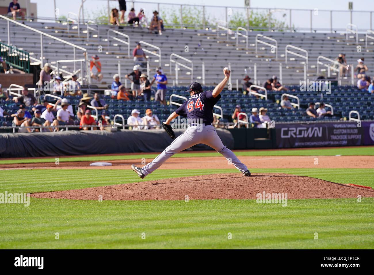 Lanciatore dei Cleveland Guardians in windup durante una partita di baseball degli allenamenti primaverili della MLB venerdì 25 marzo 2022 allo Scottsdale Stadium di Scottsdale, Ariz. (Scott Finkelmeyer/Image of Sport) Foto Stock