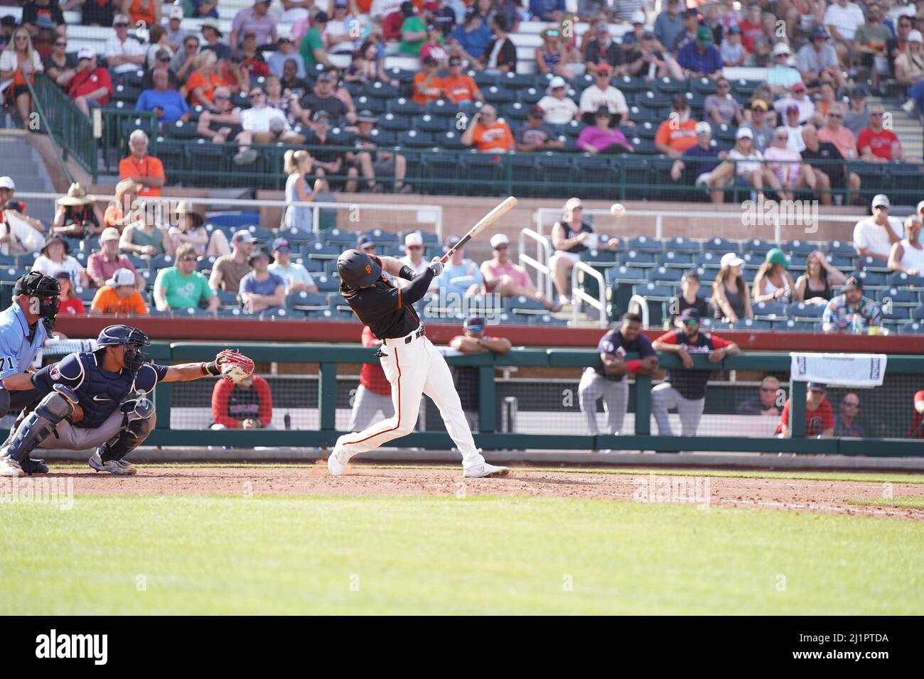 I giocatori dei Cleveland Guardians giocano un swing durante una partita di baseball degli allenamenti primaverili della MLB venerdì 25 marzo 2022 allo Scottsdale Stadium di Scottsdale, Ariz. (Scott Finkelmeyer/Image of Sport) Foto Stock