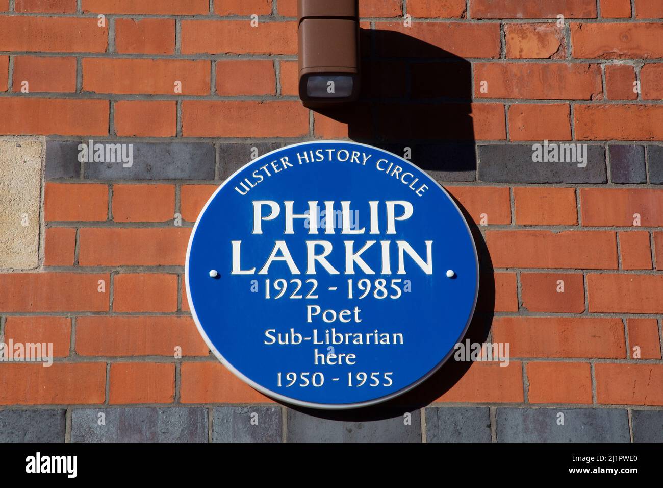 Una targa, sulla Queen's University, che commemora il poeta Philip Larkin Belfast Irlanda del Nord Foto Stock