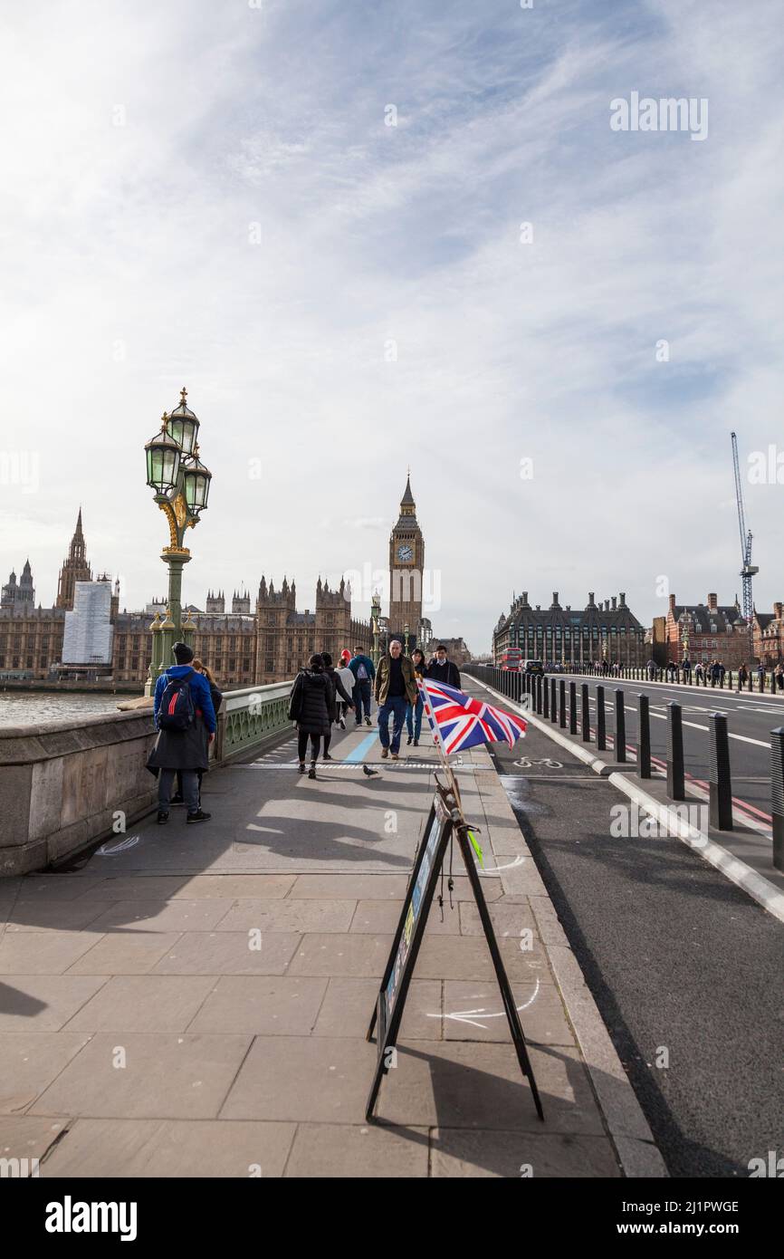 Westminster Bridge, Londra, Inghilterra, Regno Unito con la torre dell'orologio Big ben Foto Stock