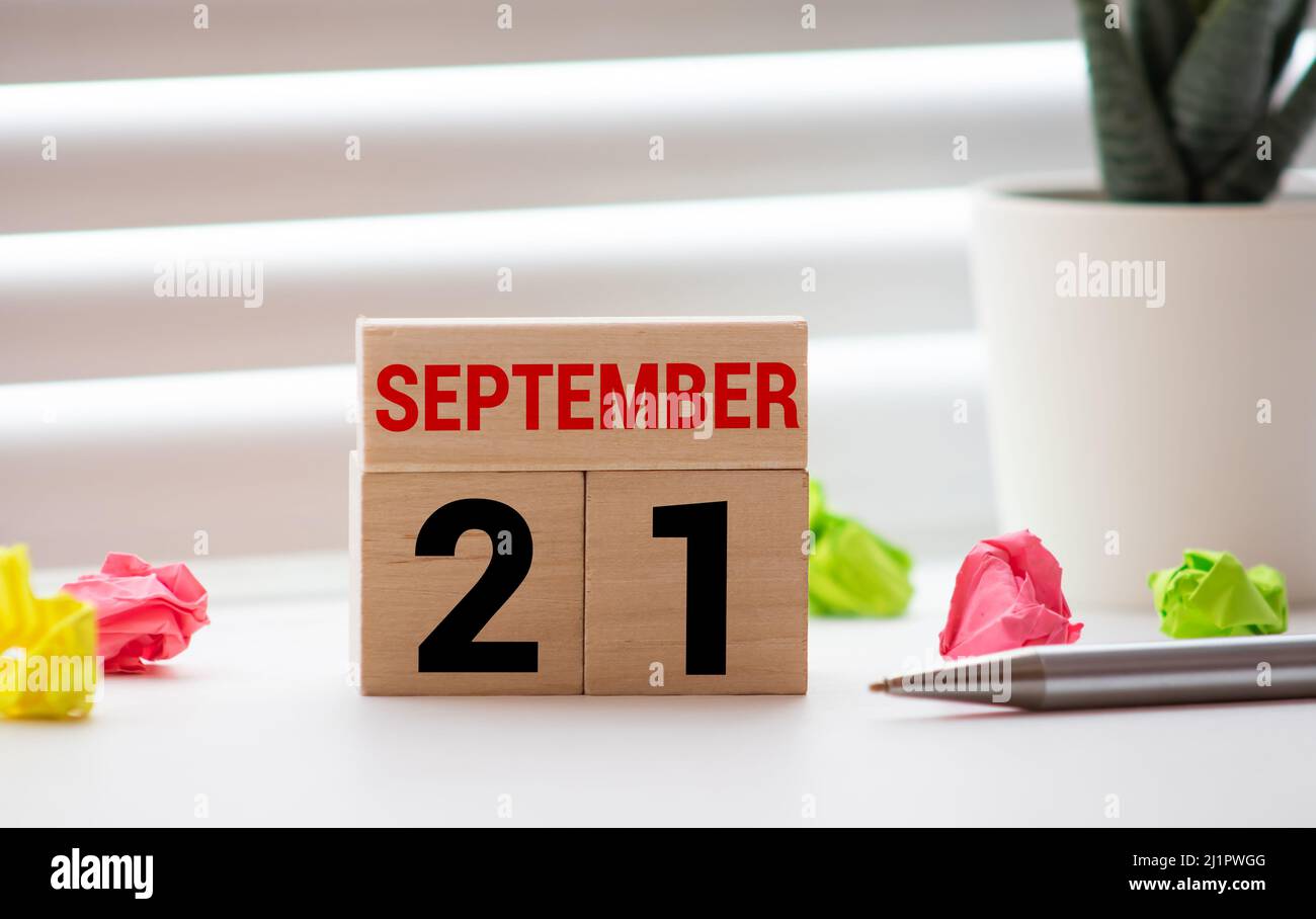 Calendario perpetuo in legno fissato a settembre 21st. Foto Stock