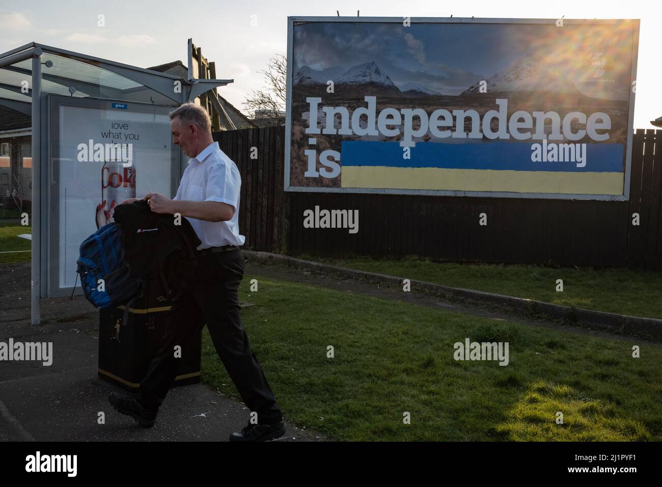 Prestwick, Scozia, 27 marzo 2022. Un cartello sul quale qualcuno ha dipinto i colori della bandiera ucraina per sovvertire lo slogan pubblicitario dell'indipendenza pro-scozzese, che leggeva ÒIndependence is normalÓ, dalla campagna Believe in Scotland, in un messaggio pro-Ucraina che dimostra il sostegno al paese lacerato dalla guerra come è invaso dalla Russia, a Prestwick, Scozia, 27 marzo 2022. Photo credit: Jeremy Sutton-Hibbert/Alamy Live News. Foto Stock