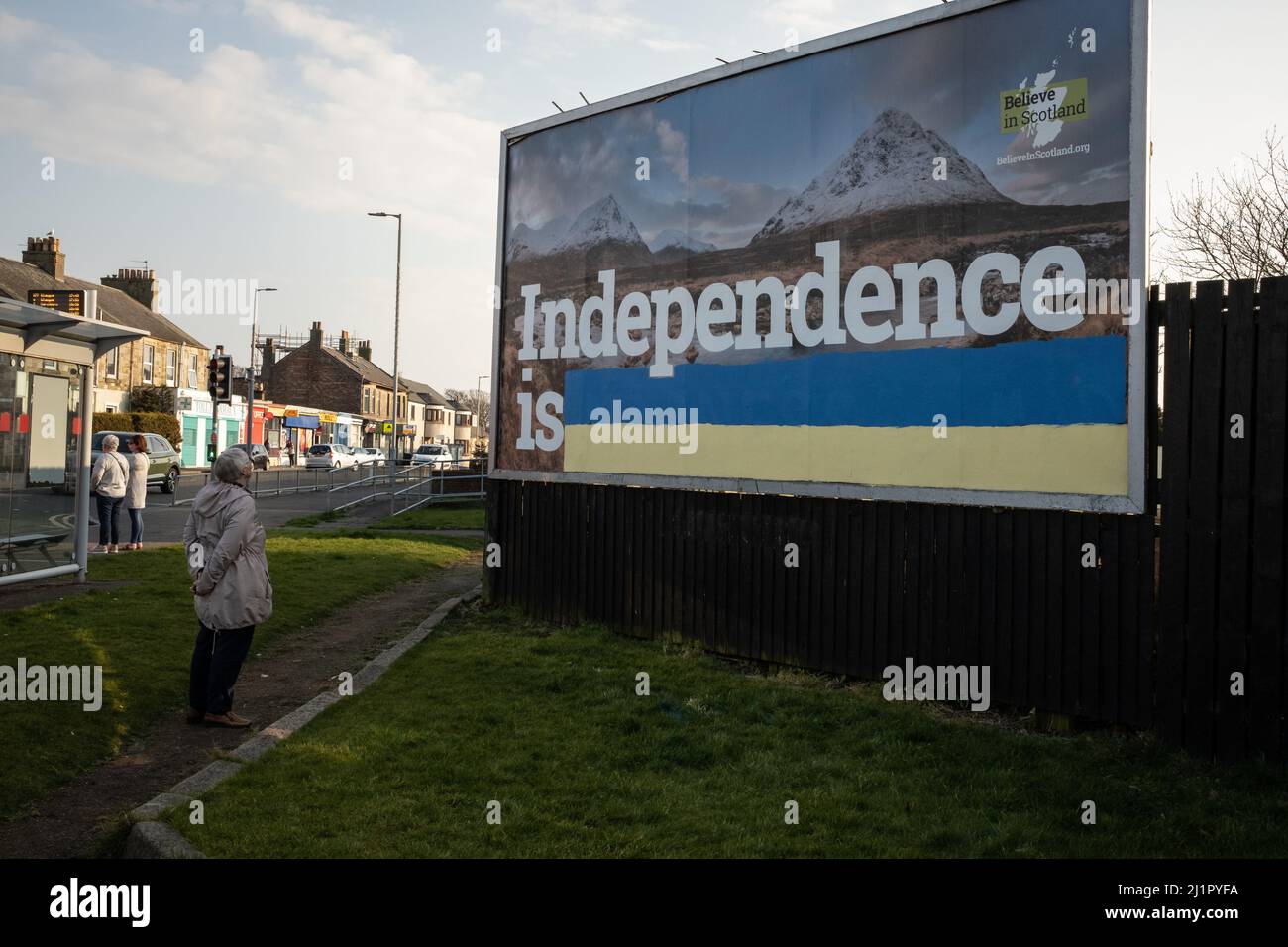 Prestwick, Scozia, 27 marzo 2022. Un cartello sul quale qualcuno ha dipinto i colori della bandiera ucraina per sovvertire lo slogan pubblicitario dell'indipendenza pro-scozzese, che leggeva ÒIndependence is normalÓ, dalla campagna Believe in Scotland, in un messaggio pro-Ucraina che dimostra il sostegno al paese lacerato dalla guerra come è invaso dalla Russia, a Prestwick, Scozia, 27 marzo 2022. Photo credit: Jeremy Sutton-Hibbert/Alamy Live News. Foto Stock