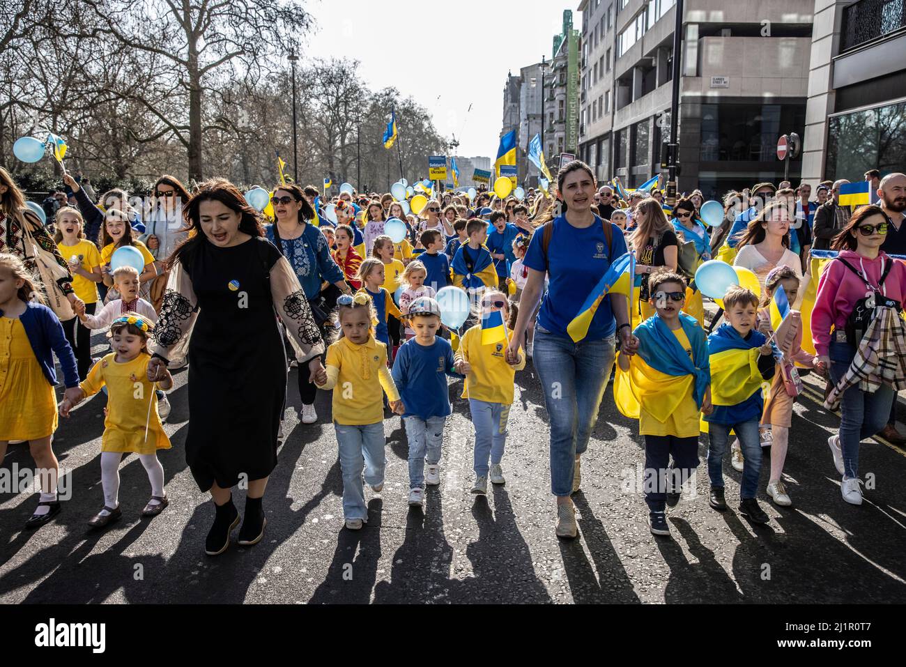 FOTO:JEFF GILBERT 26th Marzo 2022. I bambini ucraini prendono parte alla ÔLondon per la marcia di protesta di UkraineÕ, Park Lane a Leicester Square, Londra, Regno Unito. Foto Stock