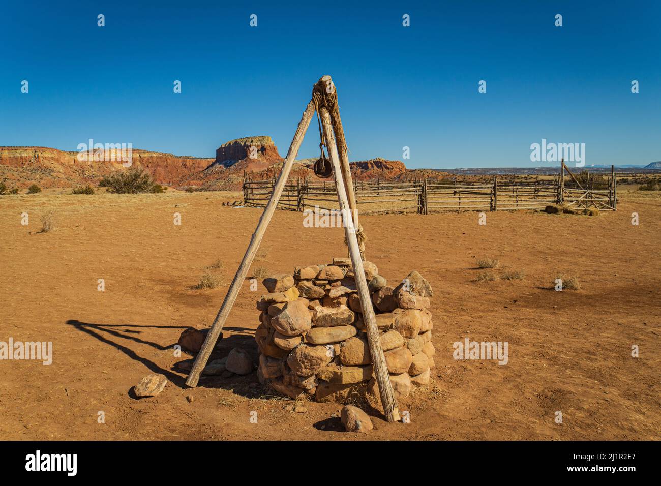 vecchia fattoria occidentale con un pozzo per acqua e legno corral Foto Stock