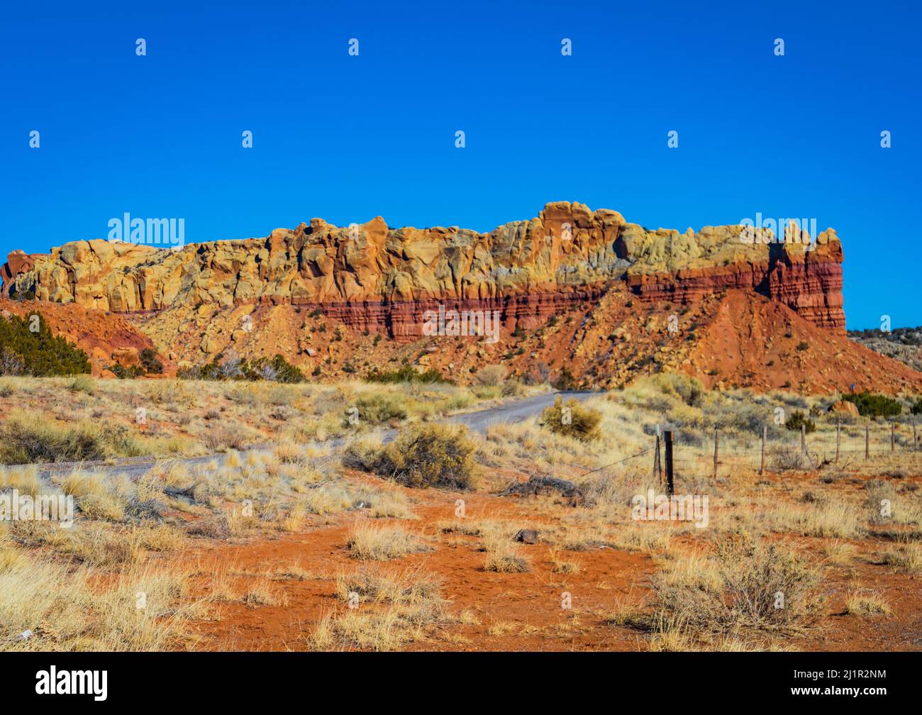 Guida attraverso il paesaggio del New Mexico con splendide formazioni rocciose colorate Foto Stock