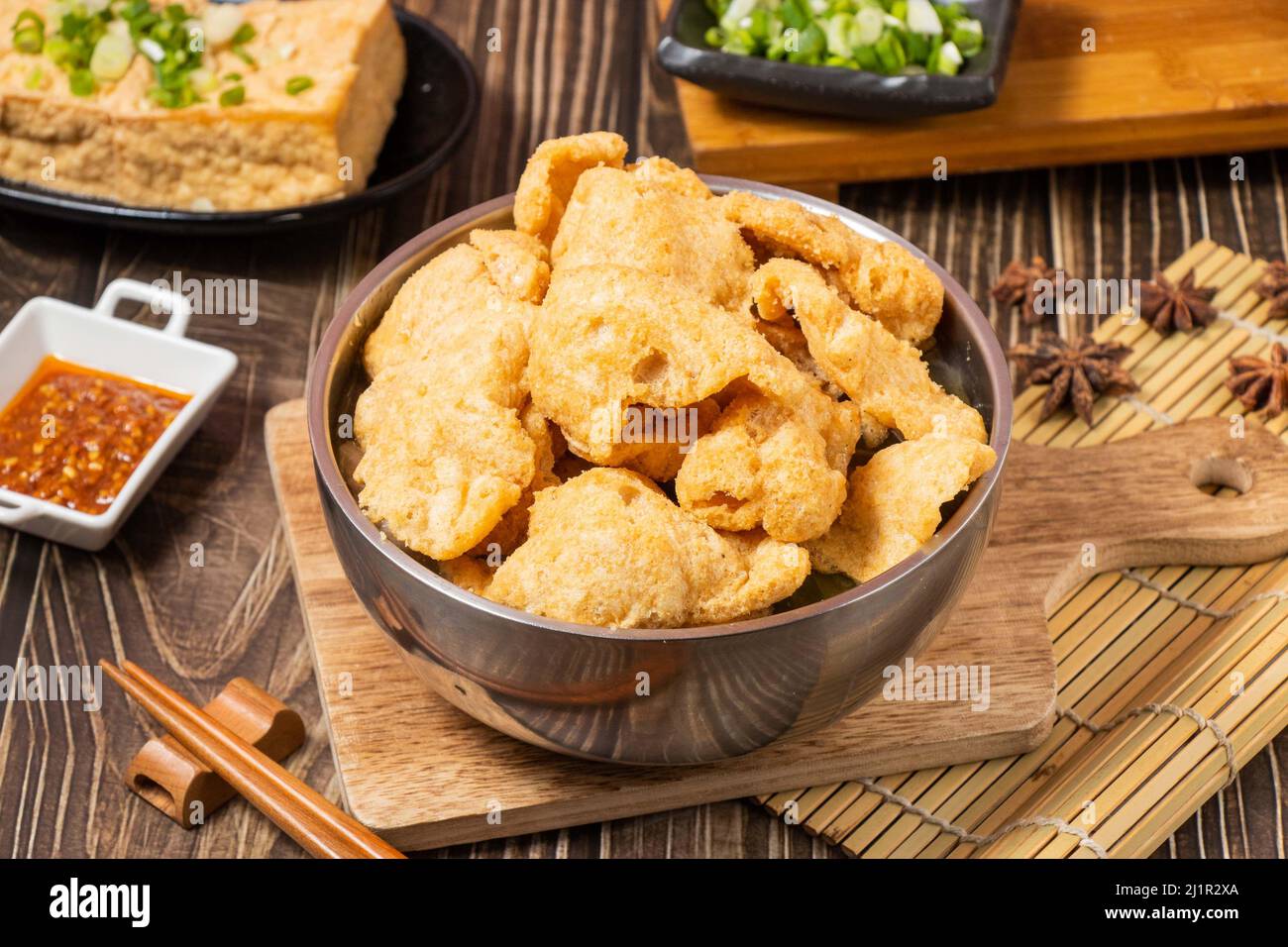 stecche croccanti di zuppa di pesce in un piatto isolato su tavola di legno vista laterale sul tavolo taiwan cibo Foto Stock