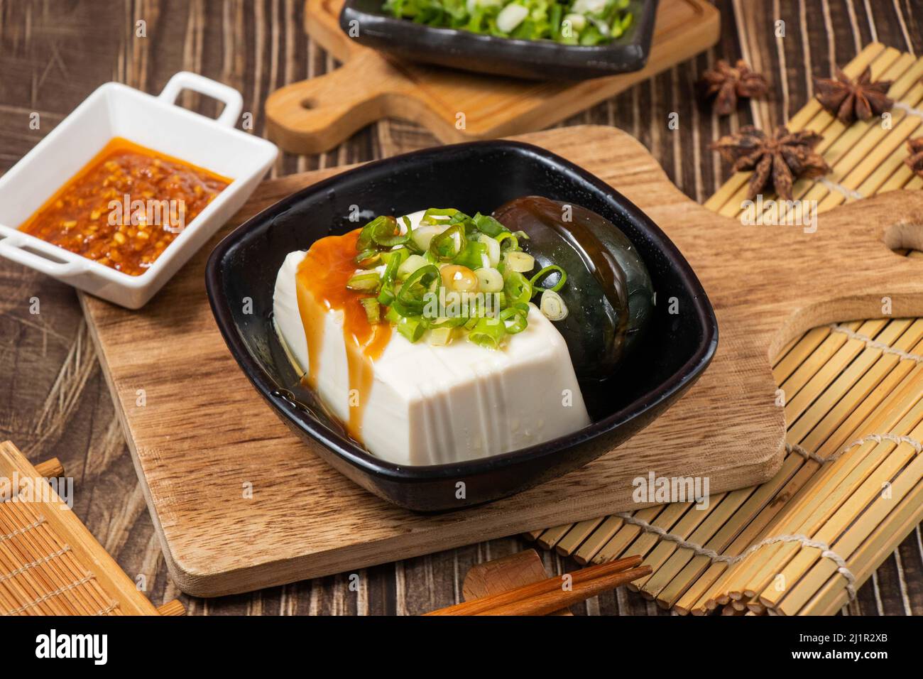 in un piatto con salsa al peperoncino isolato su tavola di legno vista laterale sul tavolo taiwan cibo Foto Stock