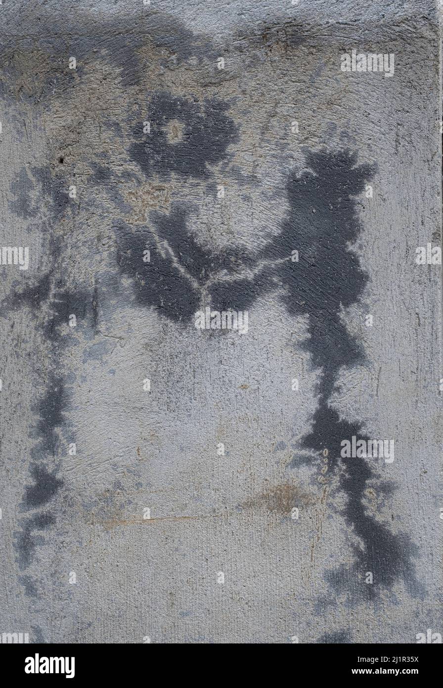 Vecchio muro di cemento grigio e nero con dolore scheggiato e naturale astratto disegno sfondo texture Foto Stock