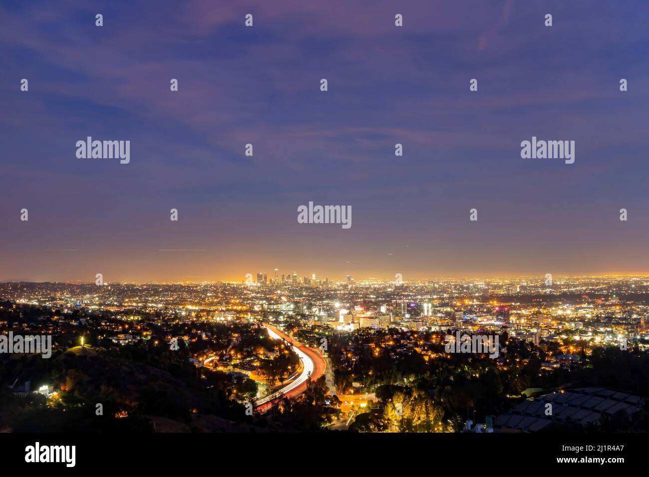 Vista notturna ad alto angolo del paesaggio cittadino di Los Angeles da hollywood Bowl in California Foto Stock