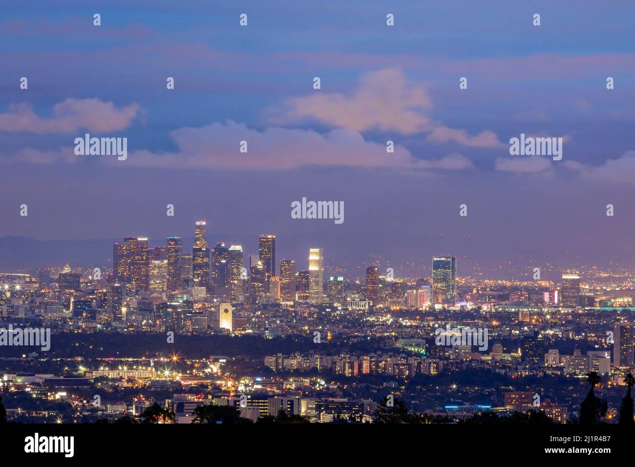 Vista al crepuscolo dello skyline del centro di Los Angeles dal Getty View Park in California Foto Stock