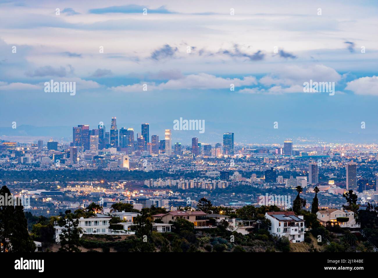 Vista al crepuscolo dello skyline del centro di Los Angeles dal Getty View Park in California Foto Stock