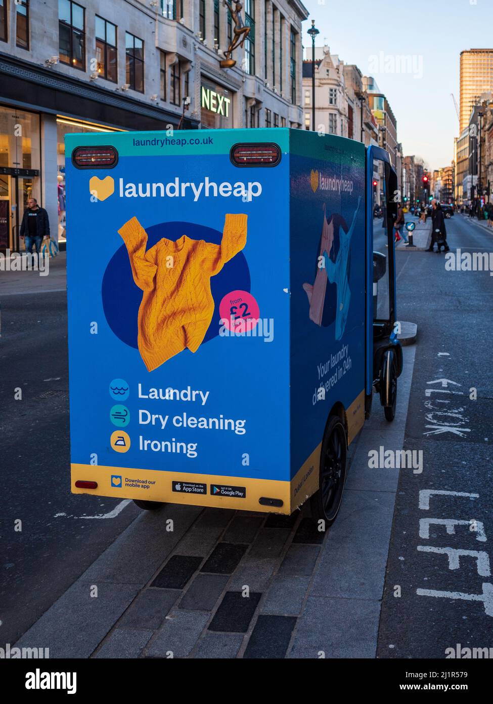 LaundryHeap eco friendly pulizia servizio di consegna lavanderia a Londra. Fondata nel 2014, fornisce un servizio online di ritiro e consegna lavanderia. Foto Stock