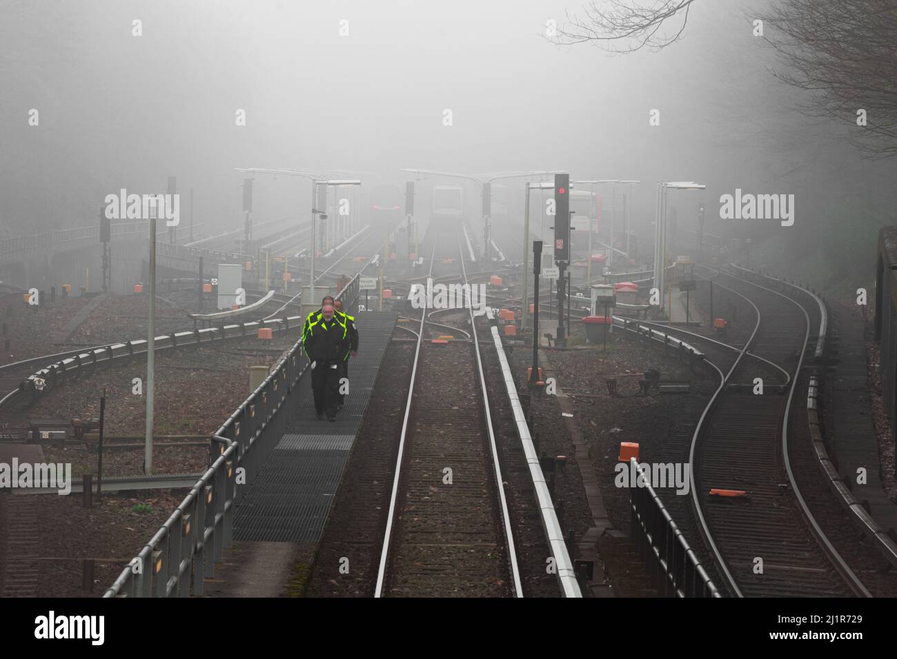 i lavoratori della metropolitana sui modi theyre di lavorare Foto Stock